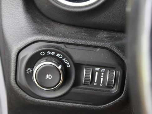 Used 2018 Jeep Wrangler Unlimited Sahara w/ Uconnect 4C Nav & Sound Group AWD/4WD image 13