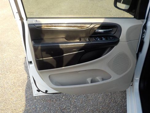 Used 2018 Dodge Grand Caravan SE w/ UConnect Hands-Free Group FWD image 14