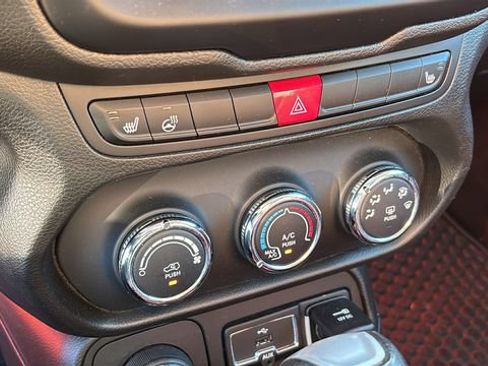Used 2016 Jeep Renegade Trailhawk w/ Cold Weather Group AWD/4WD image 18
