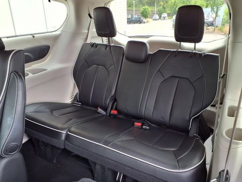 Used 2021 Chrysler Pacifica Limited w/ Uconnect Theater Family Group FWD image 9
