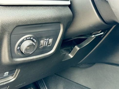 Used 2025 Jeep Grand Cherokee Laredo AWD/4WD image 11