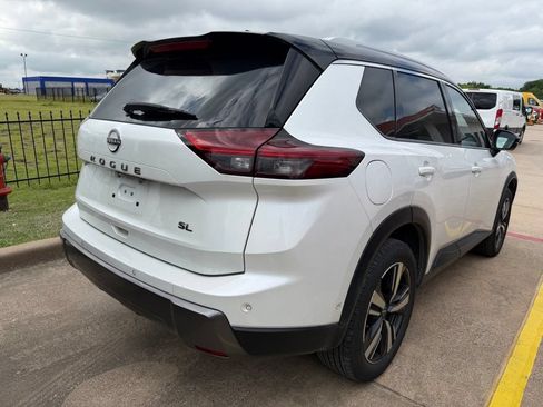 Used 2024 Nissan Rogue SL FWD image 3