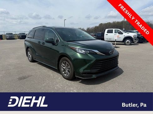 Used 2023 Toyota Sienna LE image 1