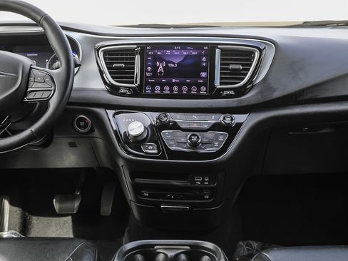 Used 2020 Chrysler Pacifica Touring-L Plus w/ S Appearance Package FWD image 13