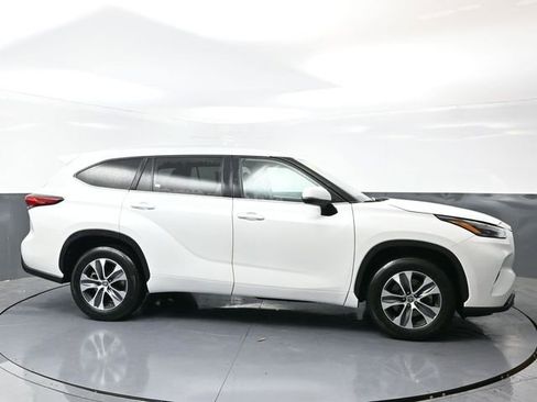 Used 2023 Toyota Highlander XLE FWD image 4