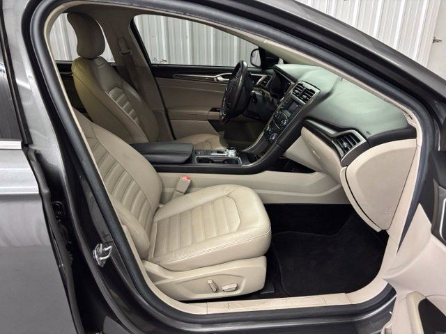 Used 2017 Ford Fusion SE FWD image 26