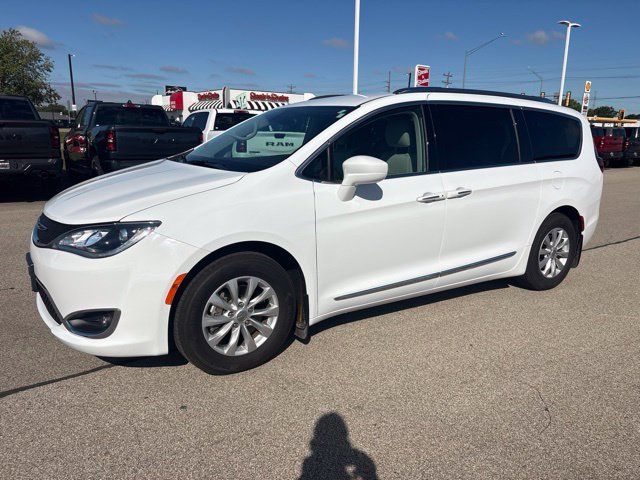 Used 2018 Chrysler Pacifica Touring-L Plus FWD image 2