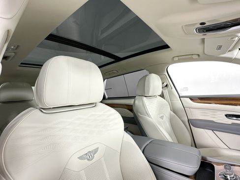 Used 2025 Bentley Bentayga Extended Wheelbase image 19