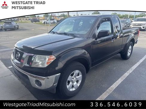 Used 2011 Nissan Frontier SV image 3