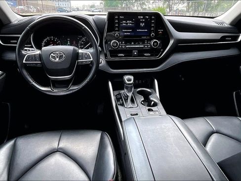 Used 2022 Toyota Highlander XLE FWD image 14