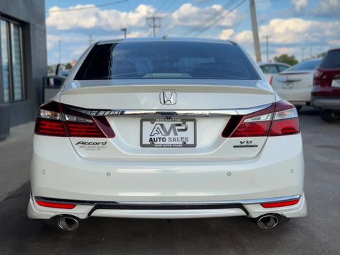 Used 2016 Honda Accord Touring image 4