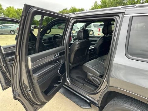 Used 2022 Jeep Wagoneer Series II RWD image 12
