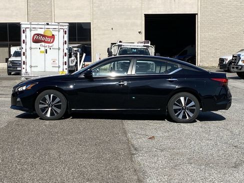 Certified 2021 Nissan Altima 2.5 SV w/ SV Premium Package FWD image 3