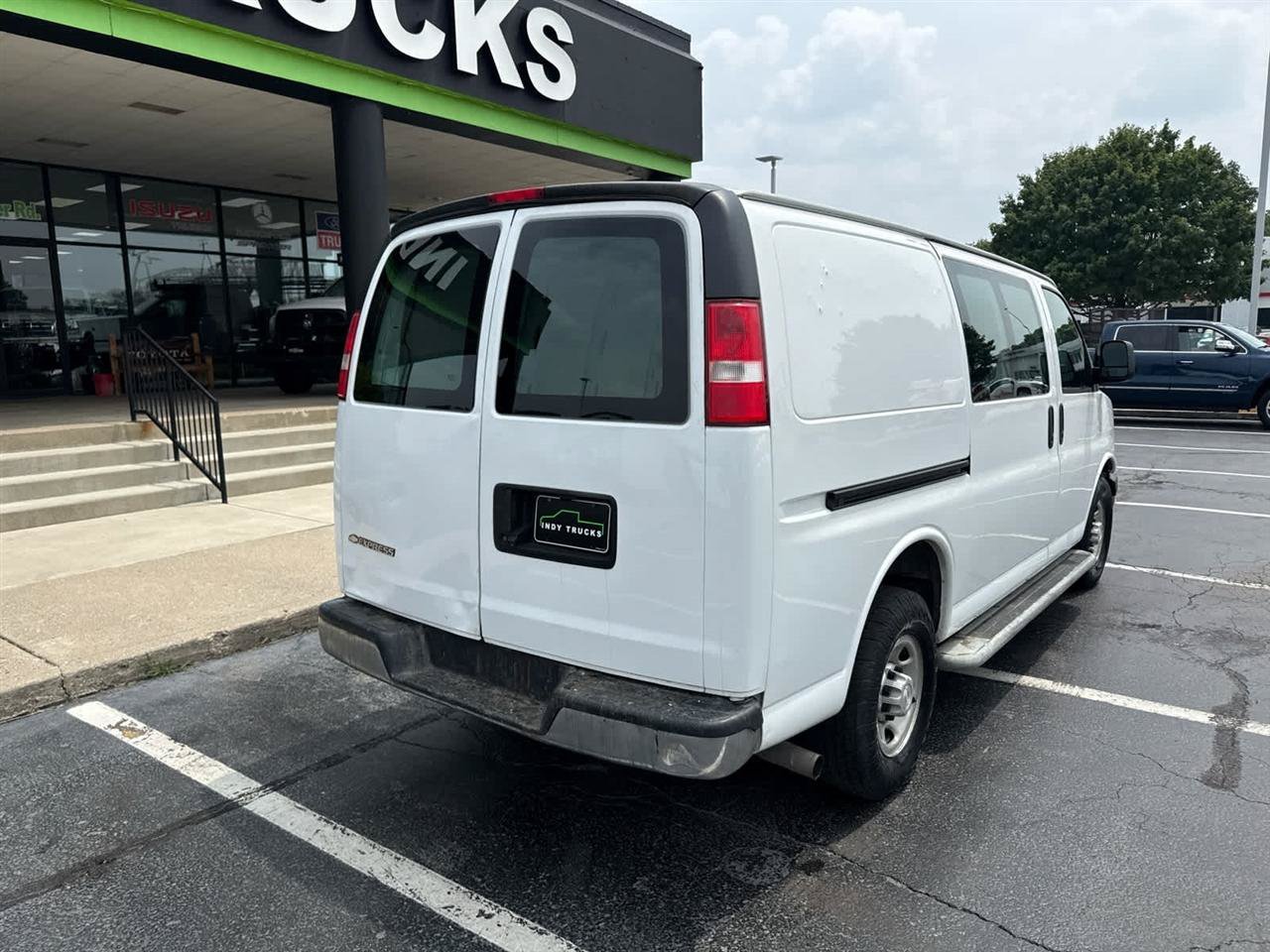 Used 2018 Chevrolet Express 2500 w/ Driver Convenience Package RWD image 8