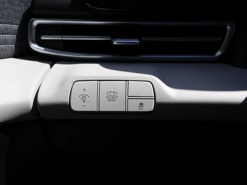 New 2025 Hyundai Elantra Limited image 32