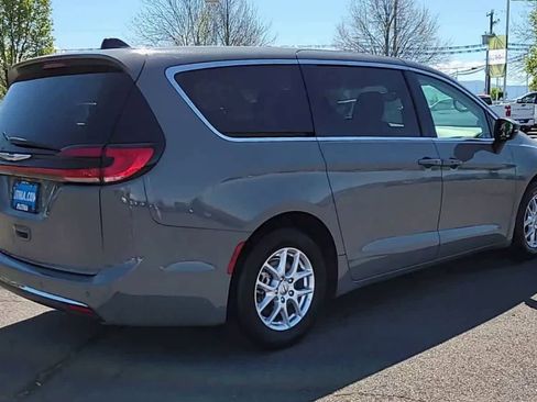 Used 2023 Chrysler Pacifica Touring-L FWD image 8