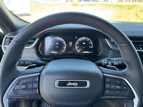 Used 2023 Jeep Grand Cherokee Altitude image 13