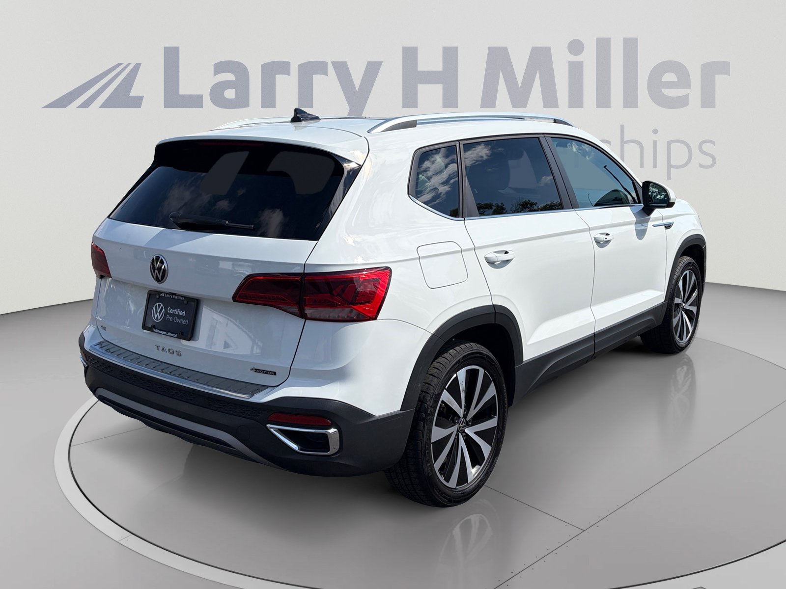 Used 2023 Volkswagen Taos SE w/ Panoramic Sunroof Package AWD/4WD image 5
