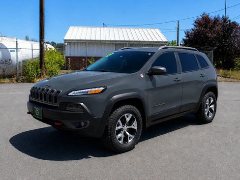 Used 2017 Jeep Cherokee Trailhawk w/ Comfort/Convenience Group AWD/4WD image 3