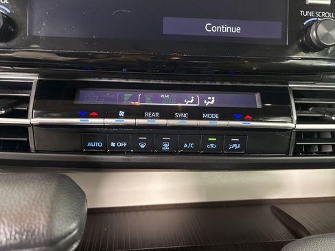 Used 2024 Toyota Sienna LE image 16