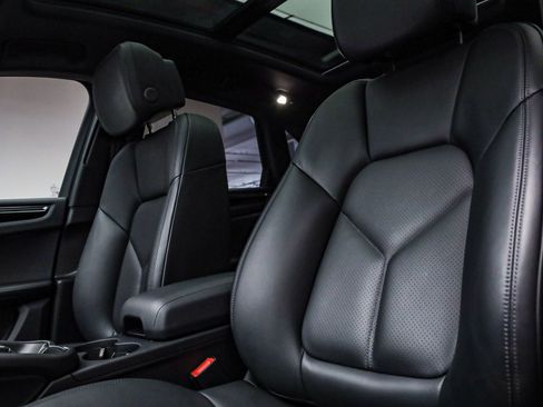 Certified 2026 Porsche Macan AWD/4WD image 5