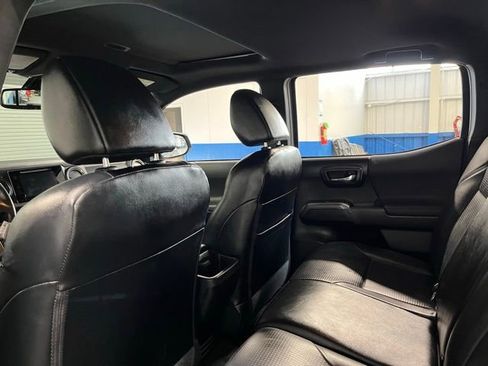 Used 2019 Toyota Tacoma TRD Off-Road AWD/4WD image 17