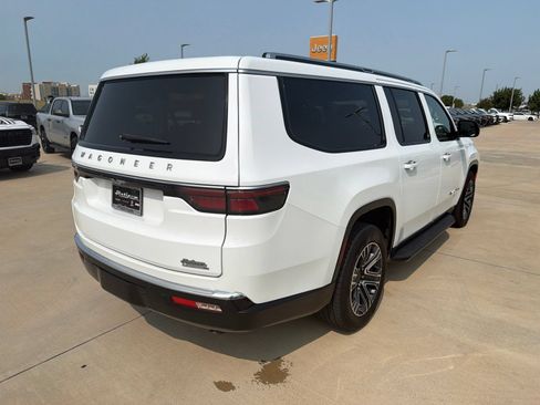 Used 2024 Jeep Wagoneer L Series II RWD image 5