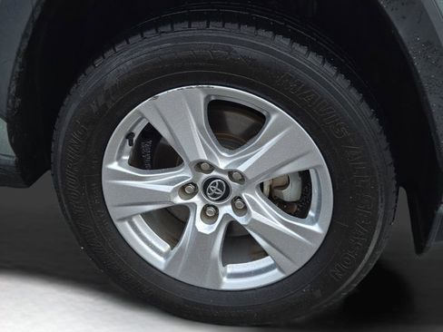 Used 2021 Toyota RAV4 XLE w/ Convenience Package image 6