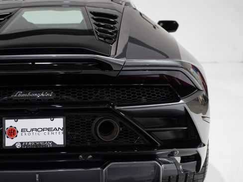 Used 2022 Lamborghini Huracan EVO RWD image 34