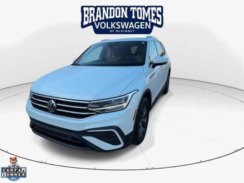 Used 2023 Volkswagen Tiguan SE w/ Panoramic Sunroof Package FWD image 3
