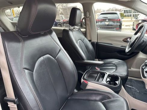 Used 2017 Chrysler Pacifica Touring-L image 14