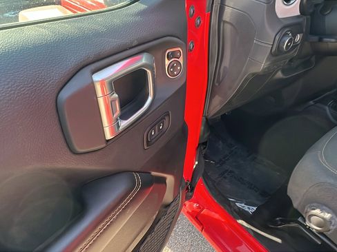 Used 2025 Jeep Wrangler Sahara image 15