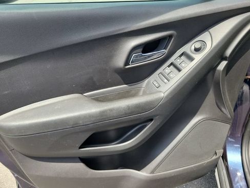 Used 2018 Chevrolet Trax LT w/ LT Convenience Package AWD/4WD image 16