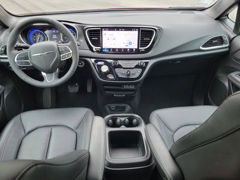 Used 2025 Chrysler Pacifica Select FWD image 11
