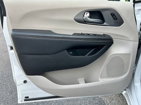 Used 2024 Chrysler Pacifica Limited FWD image 12