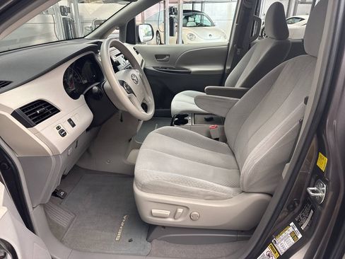 Used 2011 Toyota Sienna LE FWD image 10