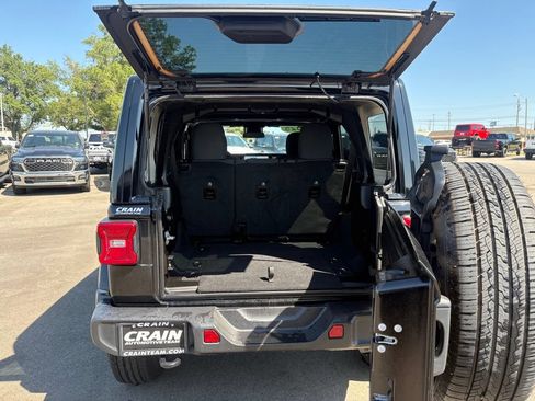 Used 2025 Jeep Wrangler Unlimited Sahara AWD/4WD image 7
