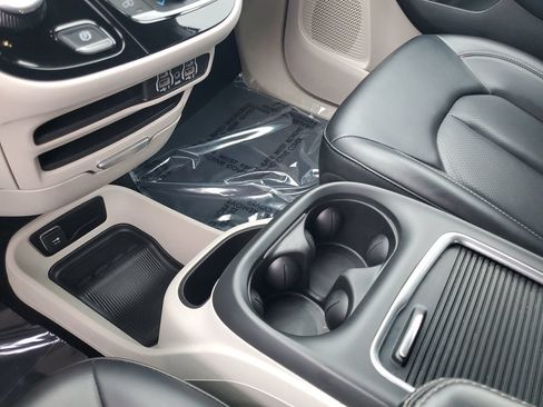 Used 2023 Chrysler Pacifica Touring-L FWD image 19