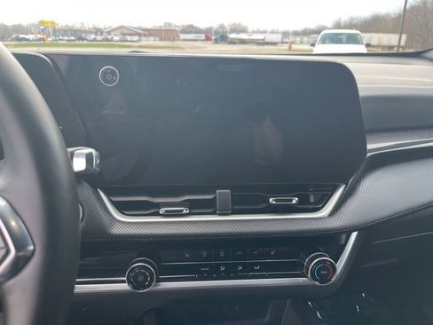 Used 2026 Chevrolet Equinox LT image 11