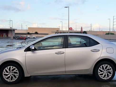 Used 2018 Toyota Corolla LE FWD image 2