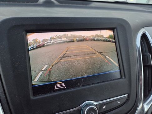 Used 2021 Chevrolet Equinox LS image 11