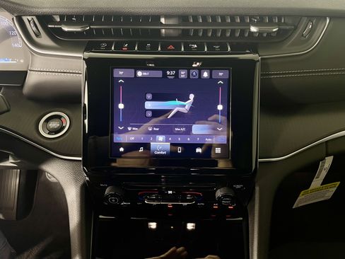 Certified 2025 Jeep Grand Cherokee Laredo image 22