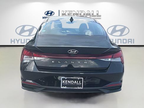 Used 2021 Hyundai Elantra SE FWD image 5