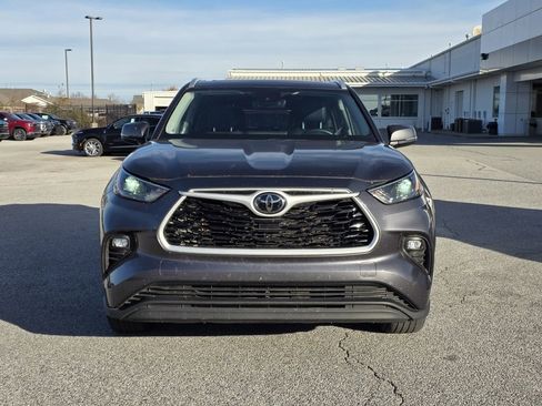 Used 2024 Toyota Highlander XLE image 2
