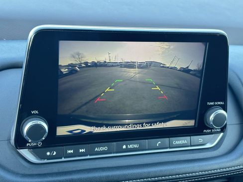 Used 2023 Nissan Rogue SV image 4