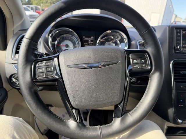 Used 2014 Chrysler Town & Country Touring-L FWD image 18