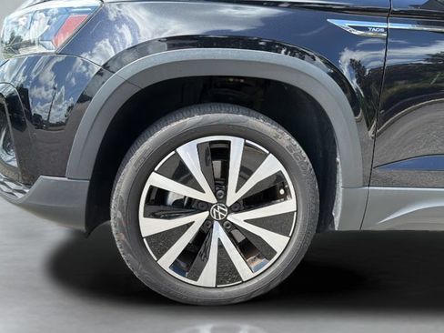 Certified 2022 Volkswagen Taos SE FWD image 32
