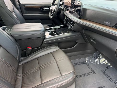 Used 2025 Chevrolet Tahoe High Country AWD/4WD image 8