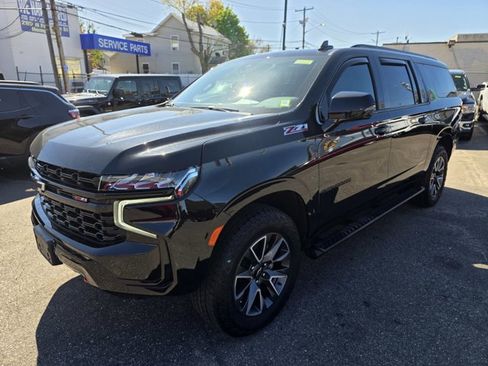 Used 2023 Chevrolet Suburban Z71 w/ Luxury Package AWD/4WD image 2