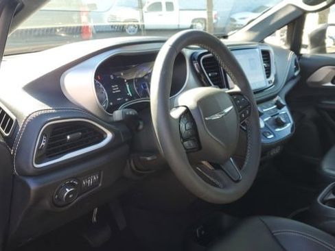 Used 2023 Chrysler Pacifica Touring-L w/ S Appearance Package image 8